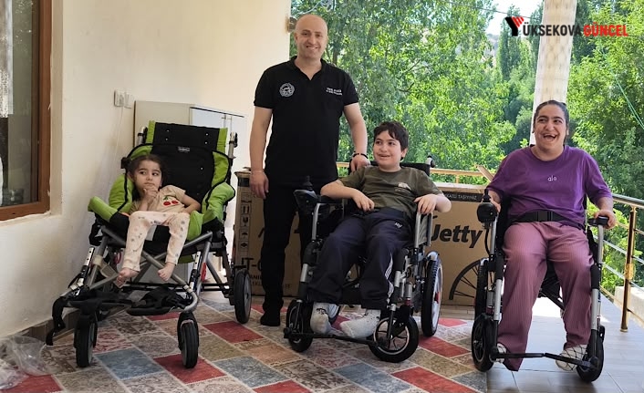 Başkan Aydoğdu'dan Derecik ilçesin'de yaşayan 3 Özel  Gereksinimli kardeşlere Akülü Araba Desteği