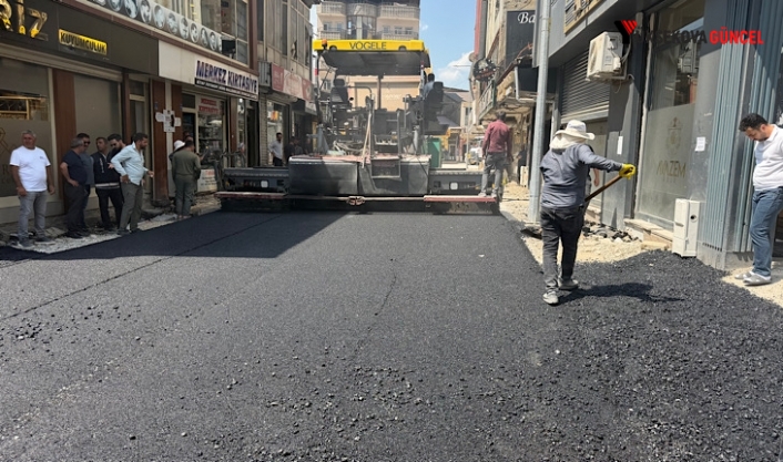 Yüksekova’da Kültür Sanat Sokağı ve 23 Nisan Caddesi’nde asfalt çalışmaları başladı