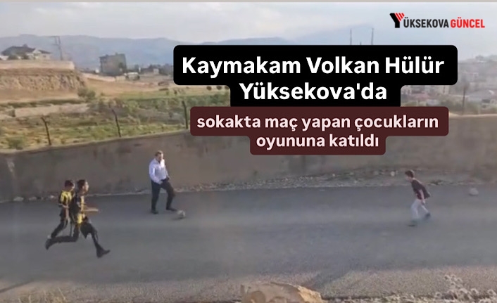 Kaymakam Volkan Hülür Yüksekova'da sokakta maç yapan çocukların oyununa katıldı