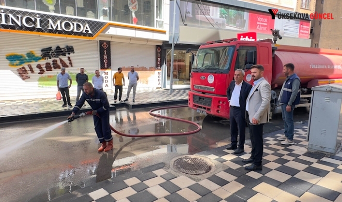 Yüksekova’da Caddeler Tazyikli Suyla Temizlendi