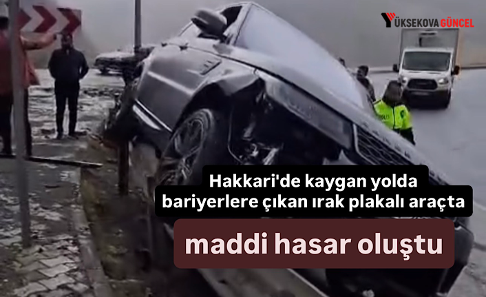 Hakkari'de kaygan yolda bariyerlere çıkan ırak plakalı araçta maddi hasar oluştu