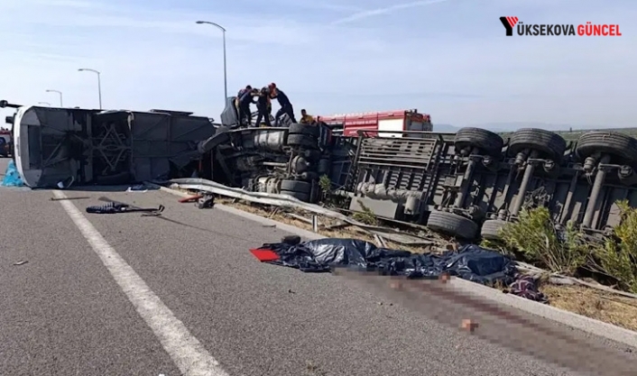 Manisa’da yolcu otobüsü ile TIR çarpıştı: 11 kişi hayatını kaybetti, 27 yaralı