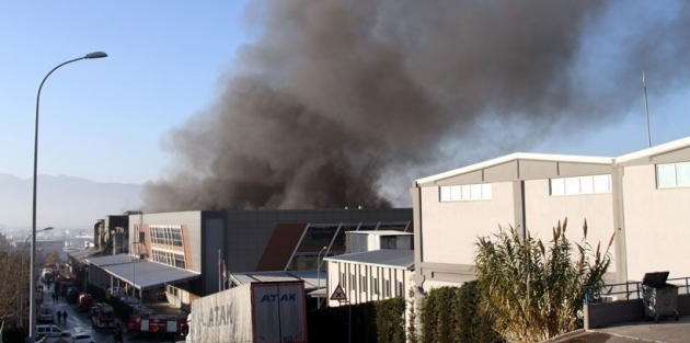 800 kişinin çalıştığı tekstil fabrikası küle döndü