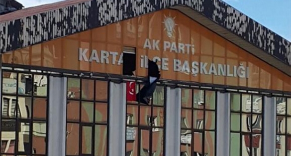AKP ilçe binasına silahlı iki kişi girdi