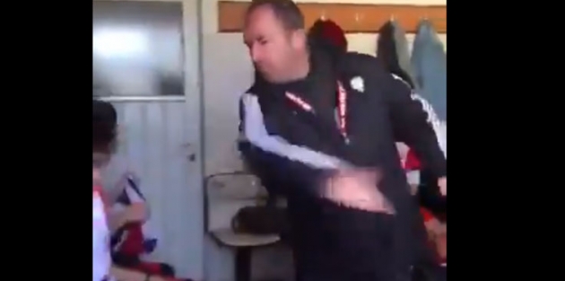 Antrenör genç futbolcuları dövdü, sosyal medyada tepki yağdı