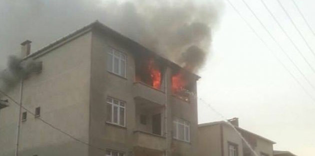 Apartmana yıldırım düştü