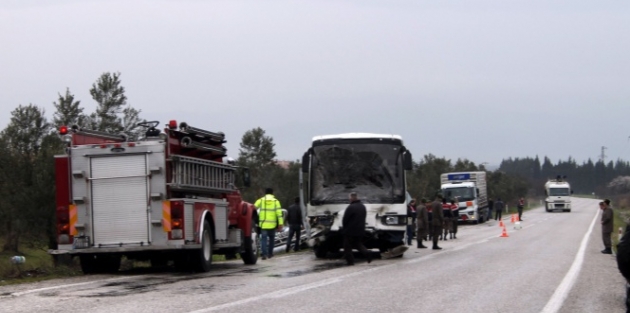 Askeri personelleri taşıyan araç kaza yaptı: 1 ölü, 
