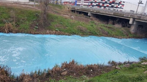 Atık dökülen derenin rengi turkuaz oldu