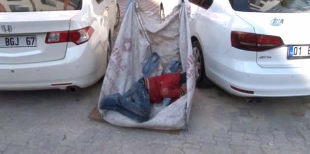 Atık Kağıt Arabasında Uyurken Çekilen Fotoğrafı, Suriyeli Çocuğun Hayatını Değiştirdi 