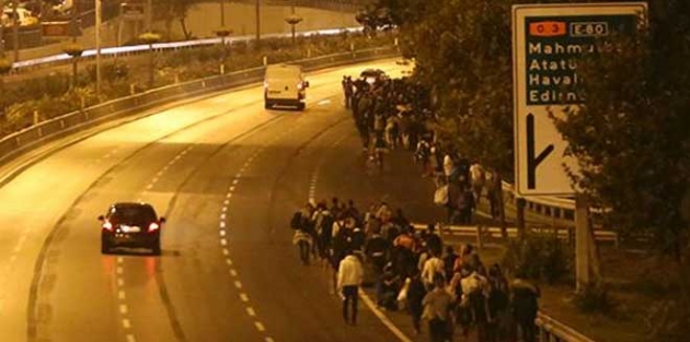Avrupa’ya geçmek isteyen sığınmacılar TEM’de yürüyüşe geçti