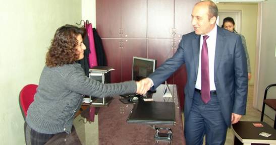 Başkan Bora, Kadın Çalışanlarına Karanfil Verdi