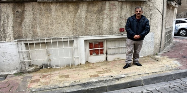 Belediyenin evinin girişine kaldırım ördüğü adam kapıda kaldı!