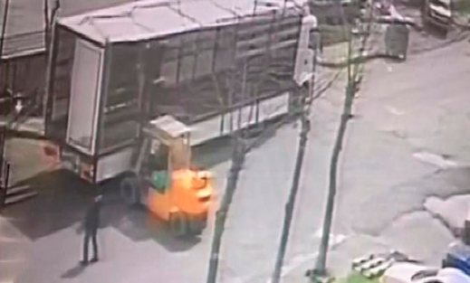 Beylikdüzü'nde korkunç kaza kamerada; 4 tonluk makine işçinin üzerine devrildi