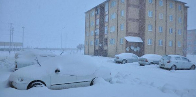 Bitlis'te kar köy yollarını kapattı