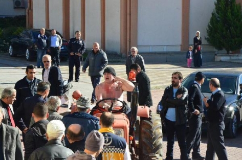 Borçlarını ödeyemeyince, adliye önünde kendini kesti