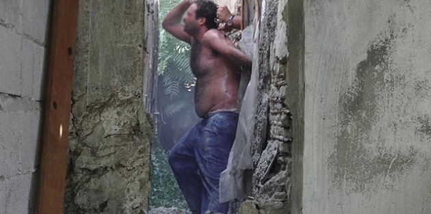 Bunalıma girdi, satırla tehlike saçtı