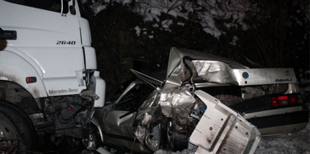 Buzlu yolda zincirleme kaza: 5 yaralı