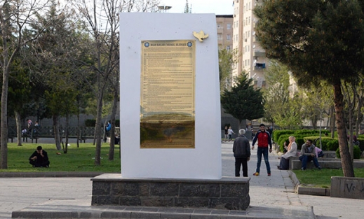 Çalınan 'İnsan Hakları Bildirgesi' levhası yeniden yerine takıldı