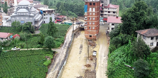 Dere yatağındaki ruhsatsız binanın sahibi: Sel nedeni bina değil, köprü hatalı