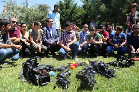 Diyarbakır'da gazetecilere saldırı protesto edildi