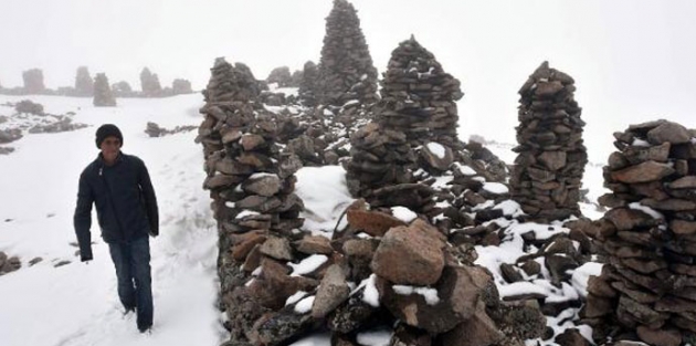 'Esrarengiz' taş yığınları, yatır çıktı