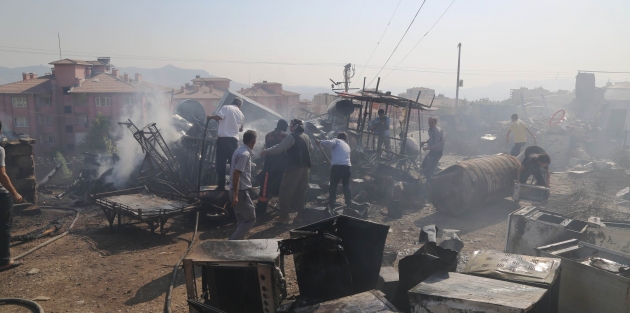 Gaz bombası 8 ahırı kül etti