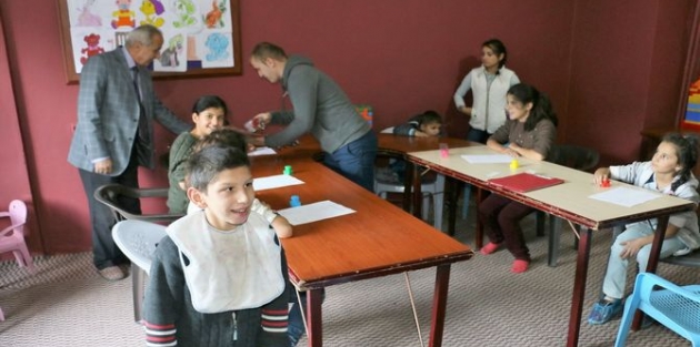 Gençlik ve Engelli derneği engellilere gül dağıttı!