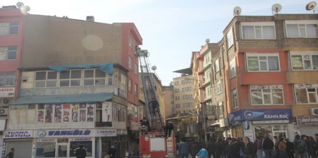 Hakkari’de 6 katlı binada çıkan yangın korkuttu
