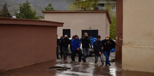 Hakkari'de 9 polis tutuklandı