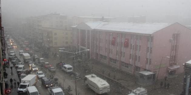 Hakkari’de kar yağışı ve sis