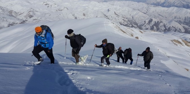 Hakkarili dağcılar yeni yılın ilk kış tırmanışını yaptı