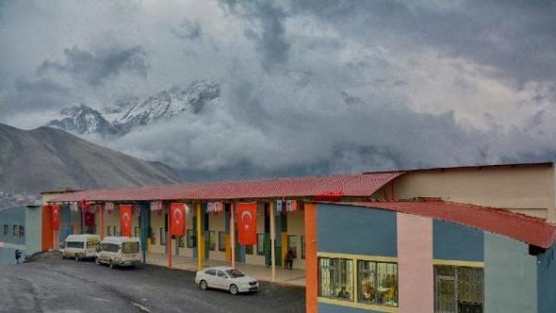 Hakkari’nin ilk Çocuk Oyun ve Kültür Merkezi hizmete açıldı