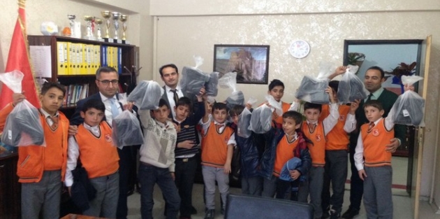 HATSO 600 öğrenciye kışlık ayakkabı dağıttı