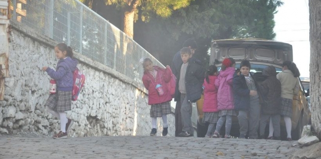 Hem öğretmene, hem de öğrencilere sürgün: Ezine’de taksimetreli eğitim(!)