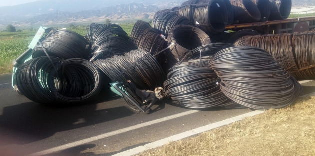 İnanılmaz olay! Tonlarca demir rulosunun altında kaldı