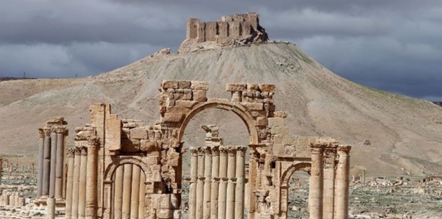 IŞİD Palmyra’daki tarihi kemeri havaya uçurdu