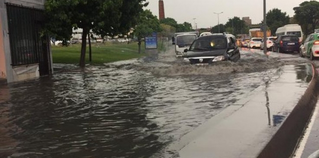 İstanbul'da yollar göle döndü, metroyu su bastı