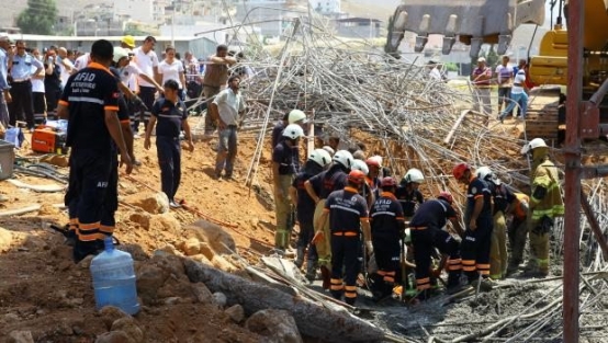 İzmir’deki göçükte bir işçinin cenazesine ulaşıldı