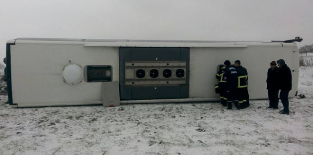 Kar ve fırtına yolcu otobüsünü devirdi: 4 yaralı