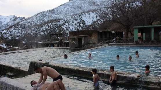 Kato Dağı eteklerindeki kaplıcada sağlık arıyorlar