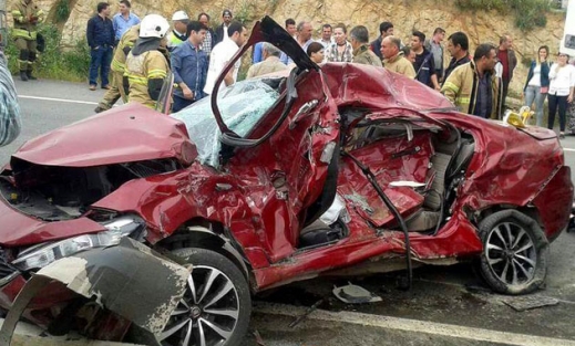 Kavşakta kaza: Anne- baba öldü, 2 çocukları yaralandı