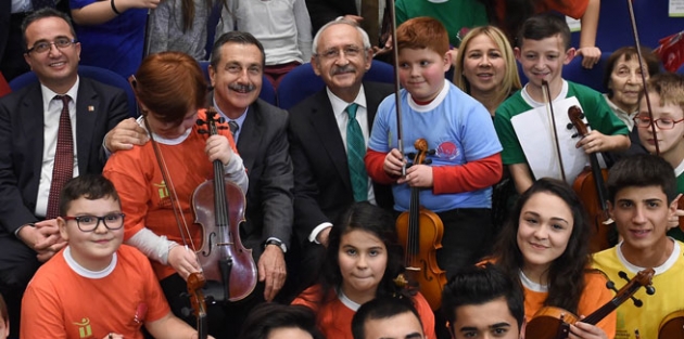 Kılıçdaroğlu, çocuk senfoni orkestrasının konserini dinledi