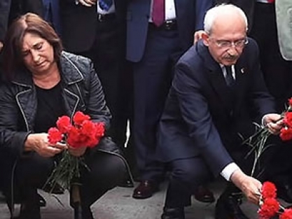 Kılıçdaroğlu ve eşi katliamın yapıldığı yere karanfil bıraktı