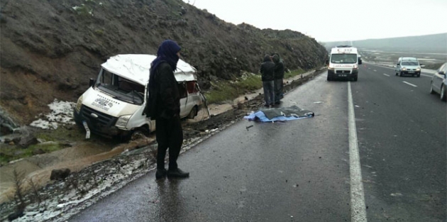 Minibüs şarampole devrildi: 1 ölü, 14 yaralı