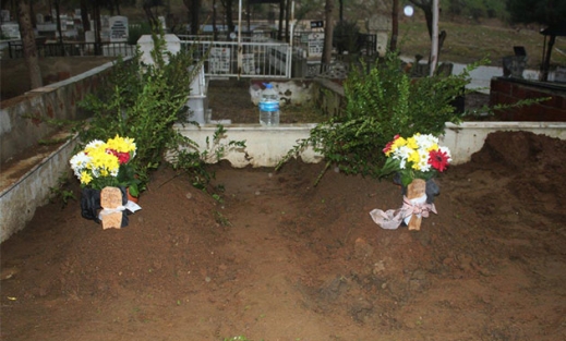 Oğulları tarafından öldürülen çift yan yana defnedildi 