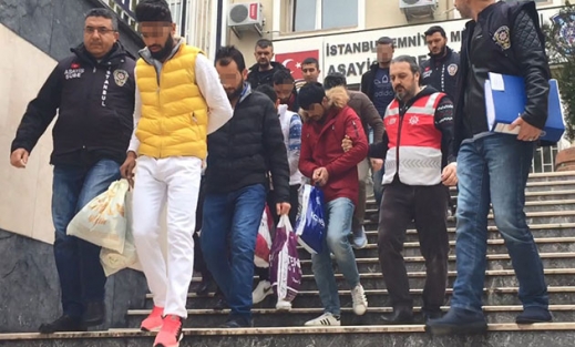 Öldürüp gasp ettikleri telefonu hediye edince yakalandılar