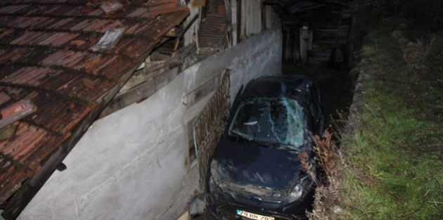 Otomobil, ev ile duvar arasına sıkıştı: 2 yaralı