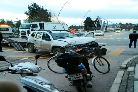 Otomobil ile minibüs çarpıştı: 13 yaralı