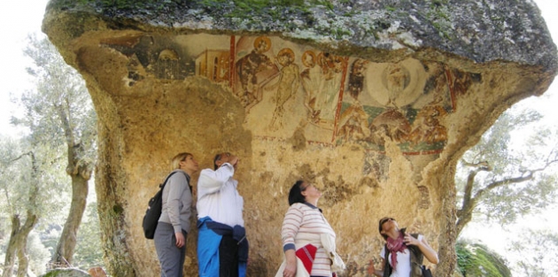 Paha biçilmez freskler tahrip ediliyor