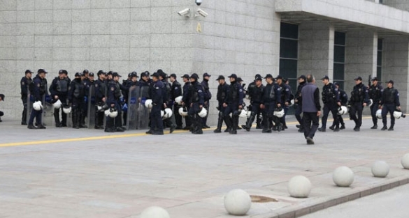 Polis Ankara Büyükşehir Belediyesi önünde